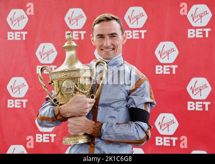 Jockey Daniel Tudhope mit der Trophäe nach dem Gewinn des Virgin Bet Ayr Gold Cup Handicap auf Summerghand während des Virgin Bet Ayr Gold Cup Tages auf Ayr Racecourse, Ayr. Bilddatum: Samstag, 17. September 2022. Stockfoto