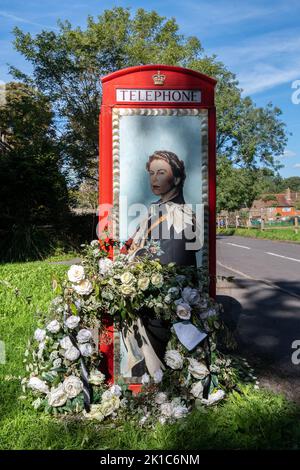 Rote Telefondose zu Ehren von Königin Elizabeth II. Nach ihrem Tod im September 2022 im Dorf Compton in Surrey, England, Großbritannien Stockfoto