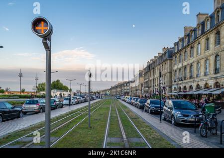 BORDEAUX, FRANKREICH - 16. AUGUST 2013: Straßenbahnlinien in der Stadt Bordeaux, Gironde, Südwestfrankreich Stockfoto