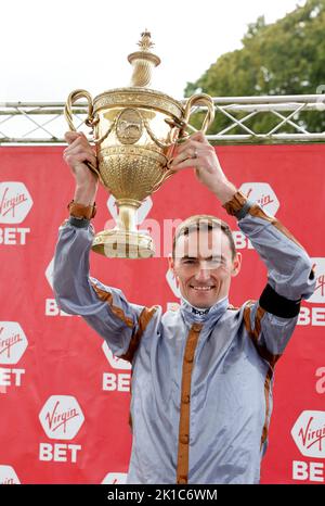 Jockey Daniel Tudhope mit der Trophäe nach dem Gewinn des Virgin Bet Ayr Gold Cup Handicap auf Summerghand während des Virgin Bet Ayr Gold Cup Tages auf Ayr Racecourse, Ayr. Bilddatum: Samstag, 17. September 2022. Stockfoto