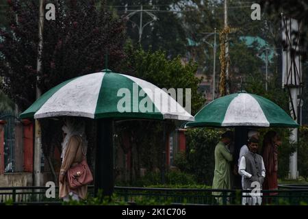 Srinagar, Indien. 17. September 2022. Während eines Niederschlags in Srinagar laufen die Menschen eine Straße entlang. (Foto: Mubashir Hassan/Pacific Press) Quelle: Pacific Press Media Production Corp./Alamy Live News Stockfoto