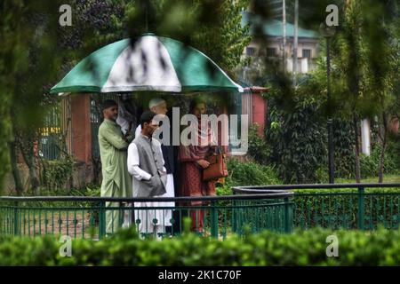 Srinagar, Indien. 17. September 2022. Während eines Niederschlags in Srinagar laufen die Menschen eine Straße entlang. (Foto: Mubashir Hassan/Pacific Press) Quelle: Pacific Press Media Production Corp./Alamy Live News Stockfoto