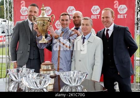 Jockey Daniel Tudhope mit der Trophäe nach dem Gewinn des Virgin Bet Ayr Gold Cup Handicap auf Summerghand während des Virgin Bet Ayr Gold Cup Tages auf Ayr Racecourse, Ayr. Bilddatum: Samstag, 17. September 2022. Stockfoto