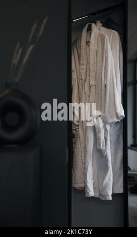 Zwei weiße Bademäntel im Kleiderschrank des Hotels Stockfoto