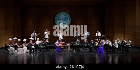 (220917) -- PEKING, 17. September 2022 (Xinhua) -- Musiker spielen chinesische Volksmusik beim Shanghai Cooperation Organization (SCO) Art Festival in Peking, der Hauptstadt Chinas, 30. Mai 2018. (Xinhua/Shen Bohan) Stockfoto