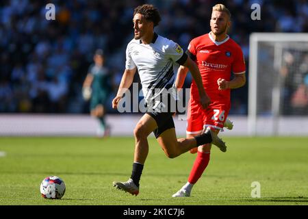 Haydon Roberts von Derby County läuft unter dem Druck von Jason McCarthy von Wycombe Wanderers während des Sky Bet League 1-Spiels zwischen Derby County und Wycombe Wanderers am Samstag, dem 17.. September 2022 im Pride Park, Derby. Stockfoto