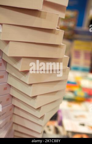 Stapel von Büchern, die als Bildungs- und Geschäftskonzept gespeichert sind Stockfoto