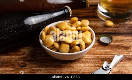Gesalzene Lupinenbohnen mit Bier auf dem Tisch Stockfoto