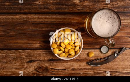 Gesalzene Lupinenbohne mit Bier auf dem Tisch mit Platz für Kopien Stockfoto