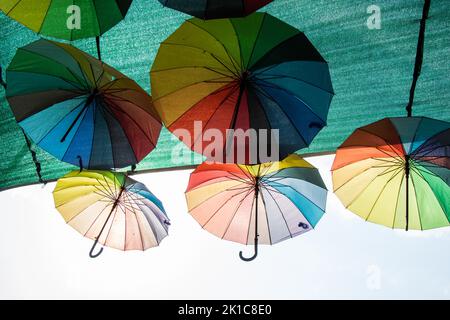 Hängende bunte Sonnenschirme Urban Street Dekoration unter Sky Stockfoto