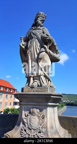 Karl der große (Carolus Magnus) ist eine Statue auf der alten Mainbrücke in Würzburg. Unterfranken, Franken, Bayern, Deutschland Stockfoto