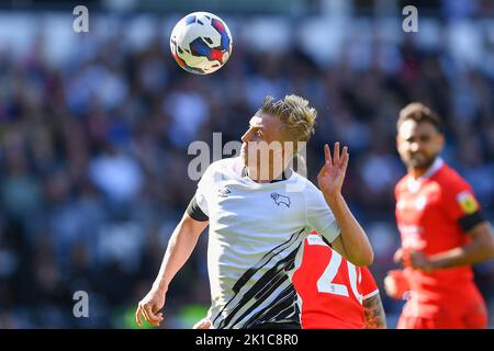 Louie Sibley von Derby County in Aktion während des Sky Bet League 1-Spiels zwischen Derby County und Wycombe Wanderers im Pride Park, Derby am Samstag, 17.. September 2022. Stockfoto