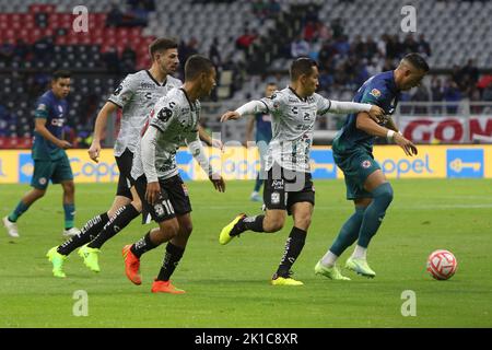 Mexiko-Stadt, Mexiko. 16. September 2022. 16. September 2022, Mexiko-Stadt, Mexiko: (L) Ramiro Funes Mori vom Fußballverein Cruz Azul kämpft während des Fußballspiels zwischen dem Fußballverein Cruz Azul und dem FC Leon beim Eröffnungsturnier 2022 der MX League im Aztec Stadium am 16. September 2022 in Mexiko-Stadt, Mexiko. Quelle: Eyepix Group/Alamy Live News Stockfoto