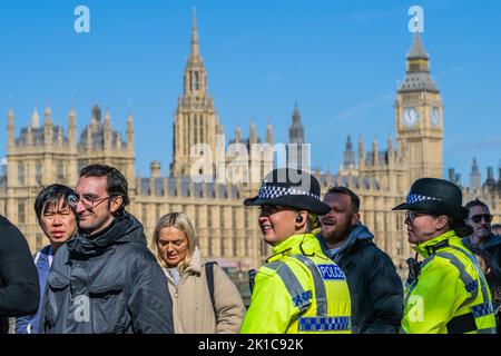 London, Großbritannien. 17. September 2022. Die Warteschlange führt an den Houses of Parliament auf dem Damm vorbei, während sie den in der Westminster Hall liegenden Sarg von Königin Elizabeth II. Sieht. Kredit: Guy Bell/Alamy Live Nachrichten Stockfoto