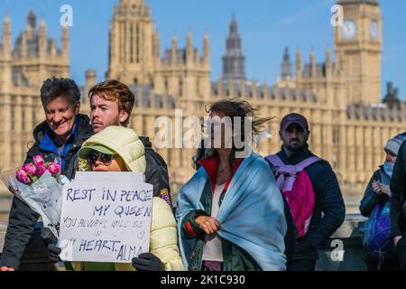 London, Großbritannien. 17. September 2022. Die Warteschlange führt an den Houses of Parliament auf dem Damm vorbei, während sie den in der Westminster Hall liegenden Sarg von Königin Elizabeth II. Sieht. Kredit: Guy Bell/Alamy Live Nachrichten Stockfoto