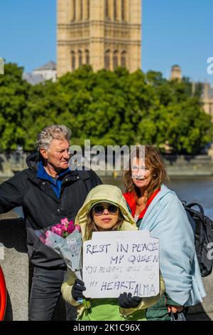 London, Großbritannien. 17. September 2022. Die Warteschlange führt an den Houses of Parliament auf dem Damm vorbei, während sie den in der Westminster Hall liegenden Sarg von Königin Elizabeth II. Sieht. Kredit: Guy Bell/Alamy Live Nachrichten Stockfoto