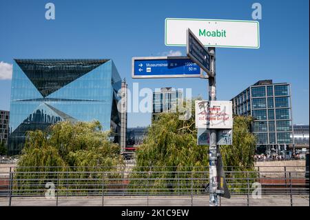 03.07.2022, Berlin, Deutschland, Europa - Blick auf den Berliner Hauptbahnhof und das futuristische 3XN Cube Berlin Gebäude am Washingtonplatz. Stockfoto