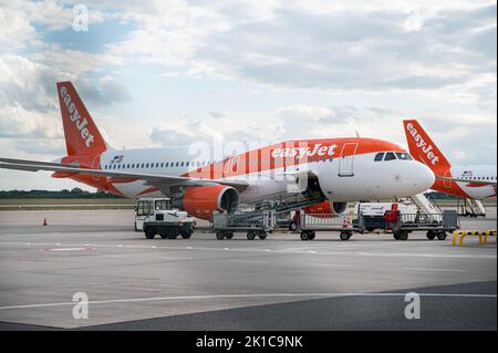 30.08.2022, Berlin, Deutschland, Europa - ein easyJet Europe Airbus A320-200 Passagierflugzeug ist auf dem Vorfeld am Flughafen Berlin Brandenburg BER geparkt. Stockfoto