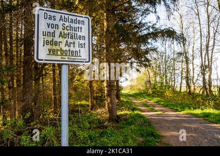 Verbotsschild auf dem Waldweg: Das Entladen von Schutt und Abfällen jeglicher Art ist verboten! Stockfoto