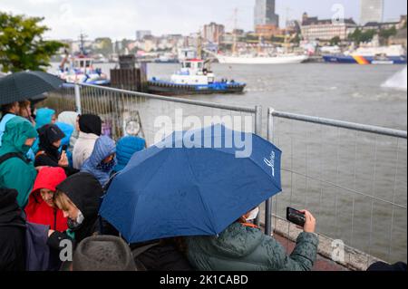 Hamburg, Deutschland. 17. September 2022. Auf der Südseite der Elbe stehen die Zuschauer mit Regenschirmen im Regen. Quelle: Jonas Walzberg/dpa/Alamy Live News Stockfoto