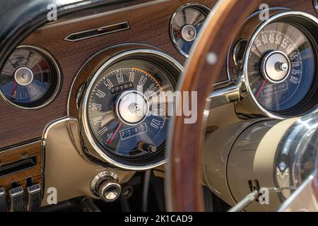 Tachometer eines Ford Mustang Oldtimer mit Lenkrad. Gechingen, Deutschland Stockfoto