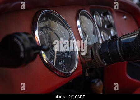 Roter Tachometer eines Oldtimer, Gechingen, Deutschland Stockfoto