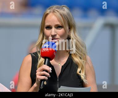 Moderatorin Sports Moderatorin SKY Katharina Kleinfeldt, Logo, Mikrofon, PreZero Arena, Sinsheim, Baden-Württemberg, Deutschland Stockfoto