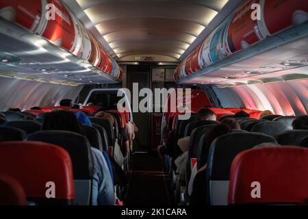 Bali, Indonesien. 16. September 2022. Passagiere werden auf ihren Sitzen mit geöffneten Fensterblenden gesehen, wenn sich ein thailändischer AirAsia (FD) Airbus A320-200 auf die Landung am internationalen Flughafen Ngurah Rai (Bandar Udara Internasional Ngurah Rai) vorbereitet. Das tägliche Leben in Bali, Indonesien, nimmt nach der covid 19 Pandemie zu. Die Regierung hat versucht, den Tourismus wiederzubeleben, indem sie alle Einreisebestimmungen für ausländische Touristen herabsetzt oder absetzt. (Foto von Matt Hunt/SOPA Images/Sipa USA) Quelle: SIPA USA/Alamy Live News Stockfoto