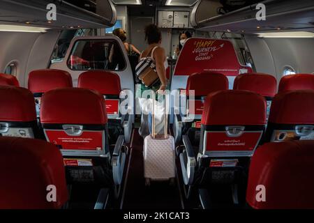 Bali, Indonesien. 16. September 2022. Ein Passagier verlässt einen thailändischen AirAsia (FD) Airbus A320-200 am internationalen Flughafen Ngurah Rai (Bandar Udara Internasional Ngurah Rai). Das tägliche Leben in Bali, Indonesien, nimmt nach der covid 19 Pandemie zu. Die Regierung hat versucht, den Tourismus wiederzubeleben, indem sie alle Einreisebestimmungen für ausländische Touristen herabsetzt oder absetzt. (Foto von Matt Hunt/SOPA Images/Sipa USA) Quelle: SIPA USA/Alamy Live News Stockfoto