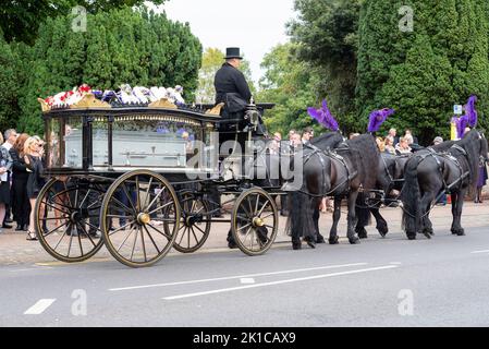 Beerdigung des Jungen Archie Battersbee in Southend on Sea, Essex, Großbritannien. Starb, nachdem die Lebenshilfe nach Gerichtsverfahren durch die Familie abgeschaltet wurde, um sie zu verlängern Stockfoto