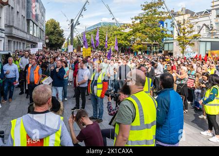 Cork, Irland. 17. September 2022. Heute Nachmittag fand in Cork ein „Cost of Living“-Protest statt, bei dem nach Schätzungen von Gardai bis zu 2.000 Demonstranten daran teilnahmen. Die Demonstranten hielten eine Kundgebung ab, marschierten dann durch das Stadtzentrum, bevor es zu einer weiteren Kundgebung zur Großen Parade kam. Quelle: AG News/Alamy Live News Stockfoto