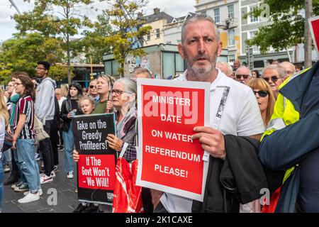 Cork, Irland. 17. September 2022. Heute Nachmittag fand in Cork ein „Cost of Living“-Protest statt, bei dem nach Schätzungen von Gardai bis zu 2.000 Demonstranten daran teilnahmen. Die Demonstranten hielten eine Kundgebung ab, marschierten dann durch das Stadtzentrum, bevor es zu einer weiteren Kundgebung zur Großen Parade kam. Quelle: AG News/Alamy Live News Stockfoto