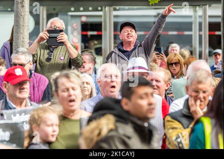 Cork, Irland. 17. September 2022. Heute Nachmittag fand in Cork ein „Cost of Living“-Protest statt, bei dem nach Schätzungen von Gardai bis zu 2.000 Demonstranten daran teilnahmen. Die Demonstranten hielten eine Kundgebung ab, marschierten dann durch das Stadtzentrum, bevor es zu einer weiteren Kundgebung zur Großen Parade kam. Quelle: AG News/Alamy Live News Stockfoto