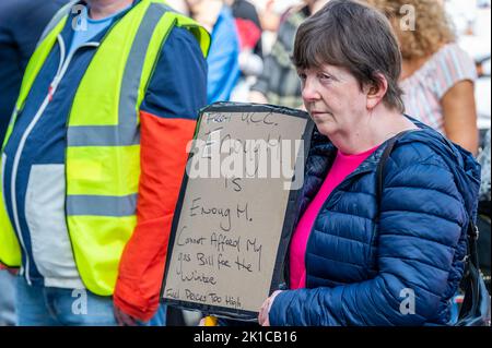 Cork, Irland. 17. September 2022. Heute Nachmittag fand in Cork ein „Cost of Living“-Protest statt, bei dem nach Schätzungen von Gardai bis zu 2.000 Demonstranten daran teilnahmen. Die Demonstranten hielten eine Kundgebung ab, marschierten dann durch das Stadtzentrum, bevor es zu einer weiteren Kundgebung zur Großen Parade kam. Quelle: AG News/Alamy Live News Stockfoto