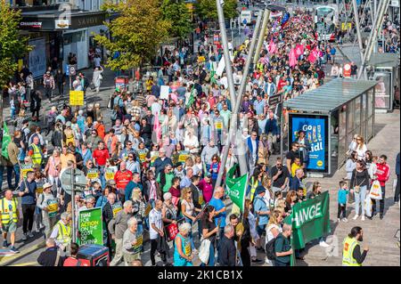 Cork, Irland. 17. September 2022. Heute Nachmittag fand in Cork ein „Cost of Living“-Protest statt, bei dem nach Schätzungen von Gardai bis zu 2.000 Demonstranten daran teilnahmen. Die Demonstranten hielten eine Kundgebung ab, marschierten dann durch das Stadtzentrum, bevor es zu einer weiteren Kundgebung zur Großen Parade kam. Quelle: AG News/Alamy Live News Stockfoto