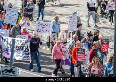 Cork, Irland. 17. September 2022. Heute Nachmittag fand in Cork ein „Cost of Living“-Protest statt, bei dem nach Schätzungen von Gardai bis zu 2.000 Demonstranten daran teilnahmen. Die Demonstranten hielten eine Kundgebung ab, marschierten dann durch das Stadtzentrum, bevor es zu einer weiteren Kundgebung zur Großen Parade kam. Quelle: AG News/Alamy Live News Stockfoto