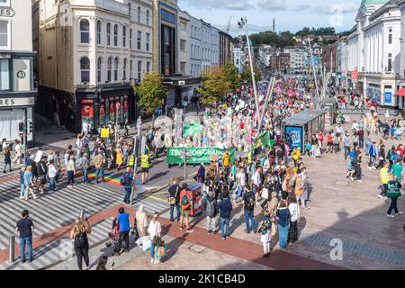 Cork, Irland. 17. September 2022. Heute Nachmittag fand in Cork ein „Cost of Living“-Protest statt, bei dem nach Schätzungen von Gardai bis zu 2.000 Demonstranten daran teilnahmen. Die Demonstranten hielten eine Kundgebung ab, marschierten dann durch das Stadtzentrum, bevor es zu einer weiteren Kundgebung zur Großen Parade kam. Quelle: AG News/Alamy Live News Stockfoto