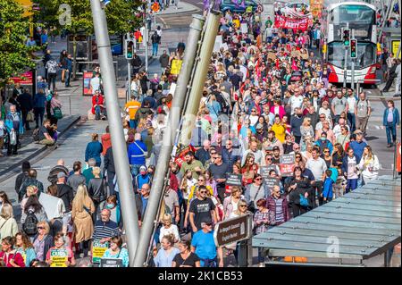 Cork, Irland. 17. September 2022. Heute Nachmittag fand in Cork ein „Cost of Living“-Protest statt, bei dem nach Schätzungen von Gardai bis zu 2.000 Demonstranten daran teilnahmen. Die Demonstranten hielten eine Kundgebung ab, marschierten dann durch das Stadtzentrum, bevor es zu einer weiteren Kundgebung zur Großen Parade kam. Quelle: AG News/Alamy Live News Stockfoto