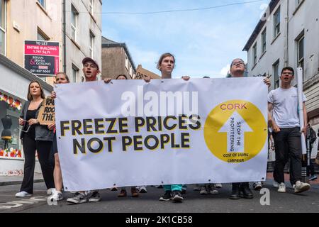 Cork, Irland. 17. September 2022. Heute Nachmittag fand in Cork ein „Cost of Living“-Protest statt, bei dem nach Schätzungen von Gardai bis zu 2.000 Demonstranten daran teilnahmen. Die Demonstranten hielten eine Kundgebung ab, marschierten dann durch das Stadtzentrum, bevor es zu einer weiteren Kundgebung zur Großen Parade kam. Quelle: AG News/Alamy Live News Stockfoto