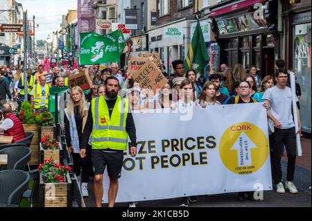 Cork, Irland. 17. September 2022. Heute Nachmittag fand in Cork ein „Cost of Living“-Protest statt, bei dem nach Schätzungen von Gardai bis zu 2.000 Demonstranten daran teilnahmen. Die Demonstranten hielten eine Kundgebung ab, marschierten dann durch das Stadtzentrum, bevor es zu einer weiteren Kundgebung zur Großen Parade kam. Quelle: AG News/Alamy Live News Stockfoto