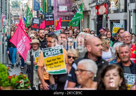 Cork, Irland. 17. September 2022. Heute Nachmittag fand in Cork ein „Cost of Living“-Protest statt, bei dem nach Schätzungen von Gardai bis zu 2.000 Demonstranten daran teilnahmen. Die Demonstranten hielten eine Kundgebung ab, marschierten dann durch das Stadtzentrum, bevor es zu einer weiteren Kundgebung zur Großen Parade kam. Quelle: AG News/Alamy Live News Stockfoto