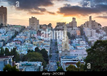 Blick über die Stadt, vom Telegraph Hill auf das Meer von Häusern und St. Peter und Paul Kirche, Wohngebiet Russian Hill mit Filbert Street, Stadt Stockfoto