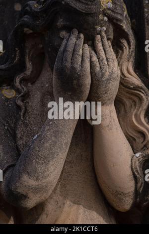 Weinende Frau, Mut Tomas Familiengrab, Friedhof Llucmajor, Mallorca, Balearen, Spanien. Stockfoto