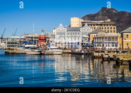 Blick auf Clock Tower und Nelson Mandela Gateway, Victoria & Alfred Waterfront, Kapstadt, Western Cape, Südafrika Stockfoto