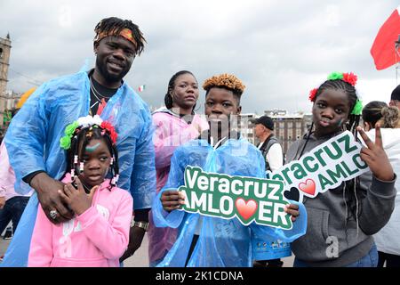 15. September 2022, Mexiko-Stadt, Mexiko: Menschen mit den Farben Mexikos besuchen die Innenstadt von Mexiko-Stadt, um sich dem Unabhängigkeitsschrei im Rahmen der Feierlichkeiten zum 212.. Jahrestag des Unabhängigkeitstages Mexikos anzuschließen. Am 15. September 2022 in Mexiko-Stadt, Mexiko. (Foto von Carlos Tischler/Eyepix Group) Stockfoto