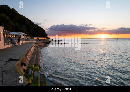 Sonnenuntergang im Hut Restaurant & Bar Colwell Bay auf der Isle of Wight Hampshire Stockfoto