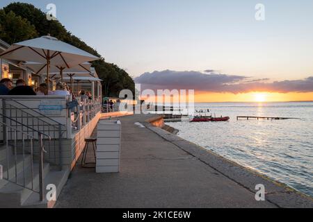 Sonnenuntergang im Hut Restaurant & Bar Colwell Bay auf der Isle of Wight Hampshire Stockfoto