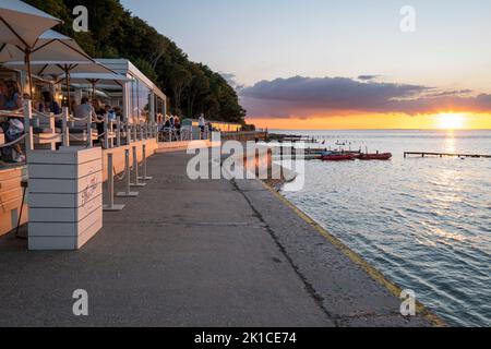 Sonnenuntergang im Hut Restaurant & Bar Colwell Bay auf der Isle of Wight Hampshire Stockfoto