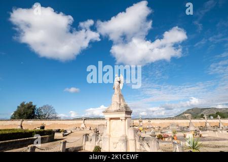 Geflügelter Engel auf Beerdigungsedikel, Friedhof Llucmajor, Mallorca, Balearen, Spanien. Stockfoto