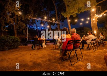 UNA FLOR NO FA ESTIU. Versió lliure de La Flor Romanial i lOdissea, Companyia La Reforma, Jardí de la Casa Llorenç Villalonga, Binissalem,Mallorca, Balearen, Spanien. Stockfoto